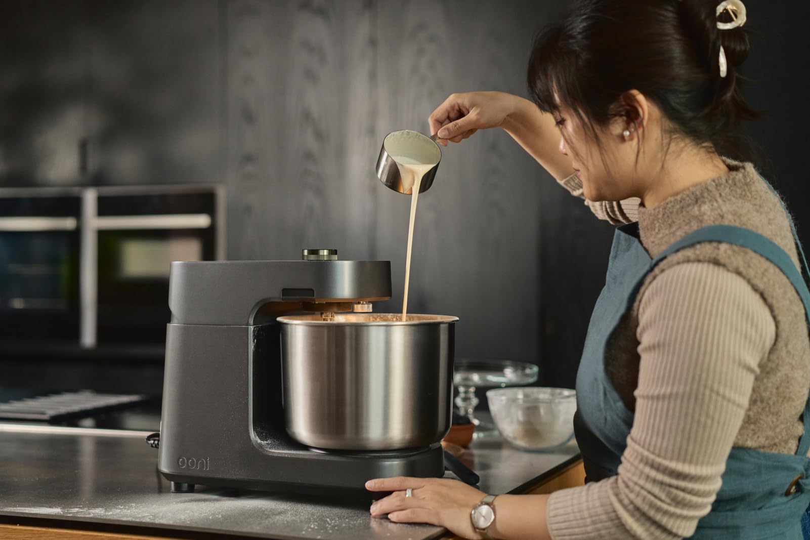 Ooni Halo Pro, diseño compacto en gris carbón para cocinas modernas.