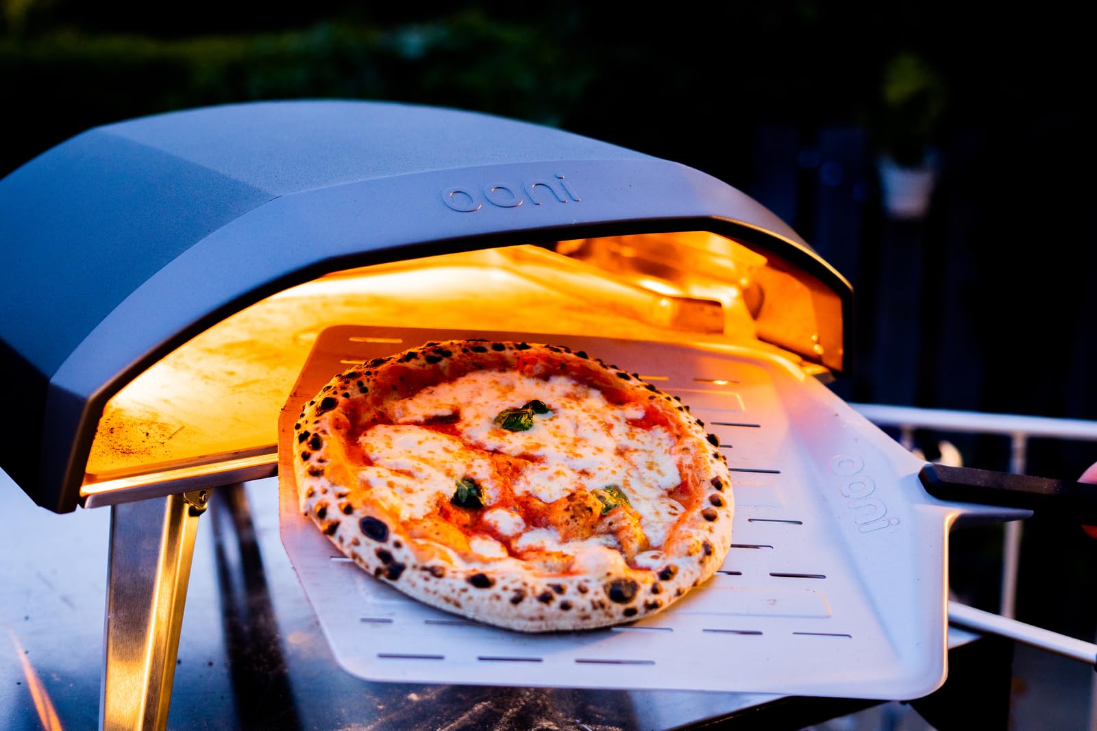 Pala para hornear pizza de Ooni, superficie profesional para estirar y lanzar.