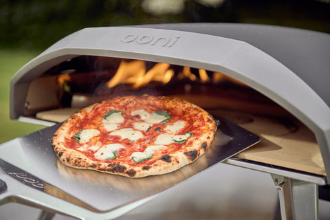 Diseño ligero de pala Ooni facilita preparar y servir pizzas.
