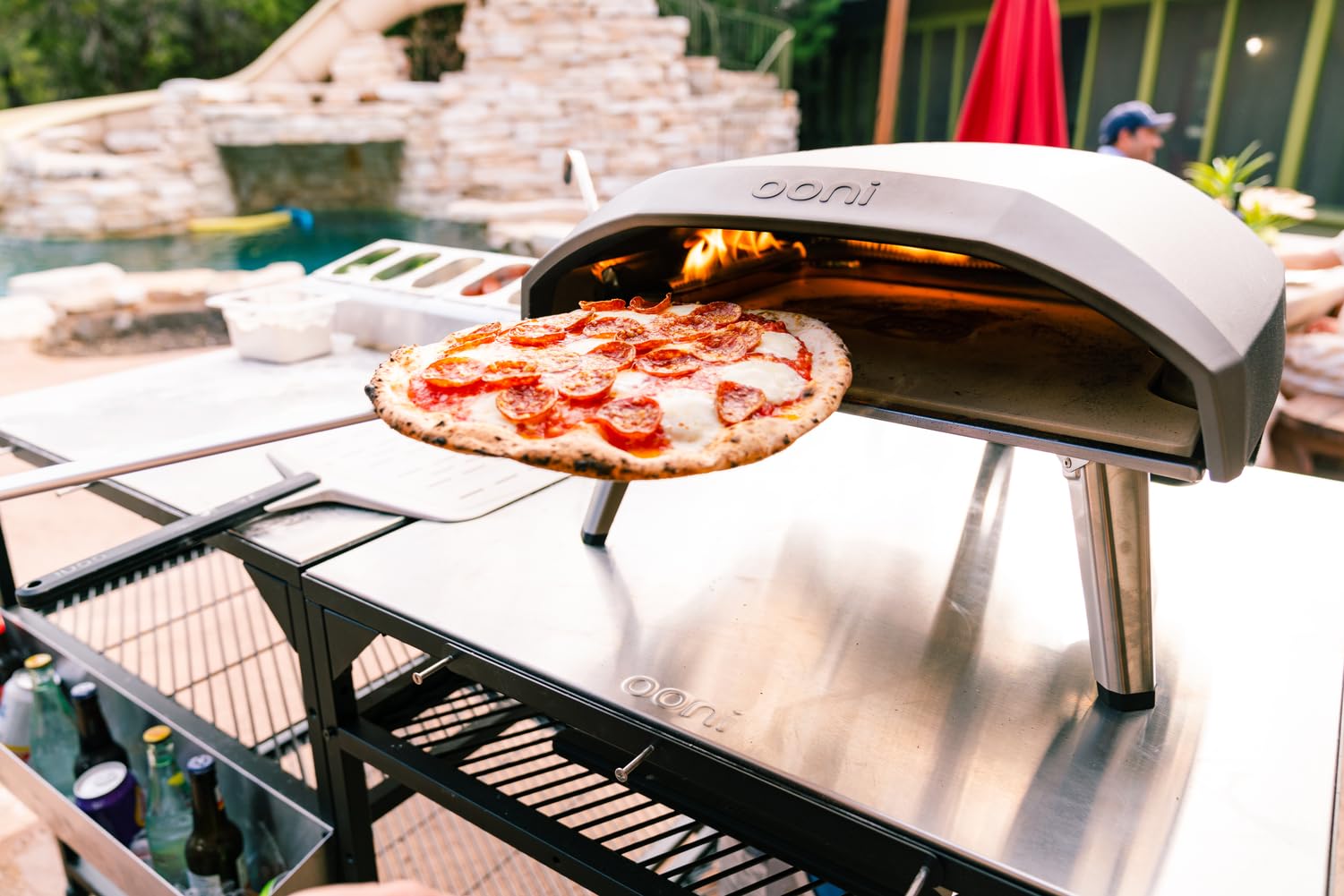 Mango largo ergonómico de pala Ooni para pizzas.