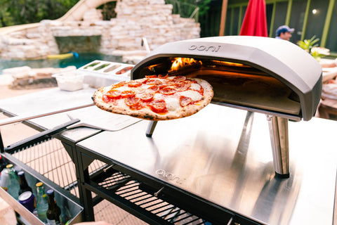 Mango largo ergonómico de pala Ooni para pizzas.