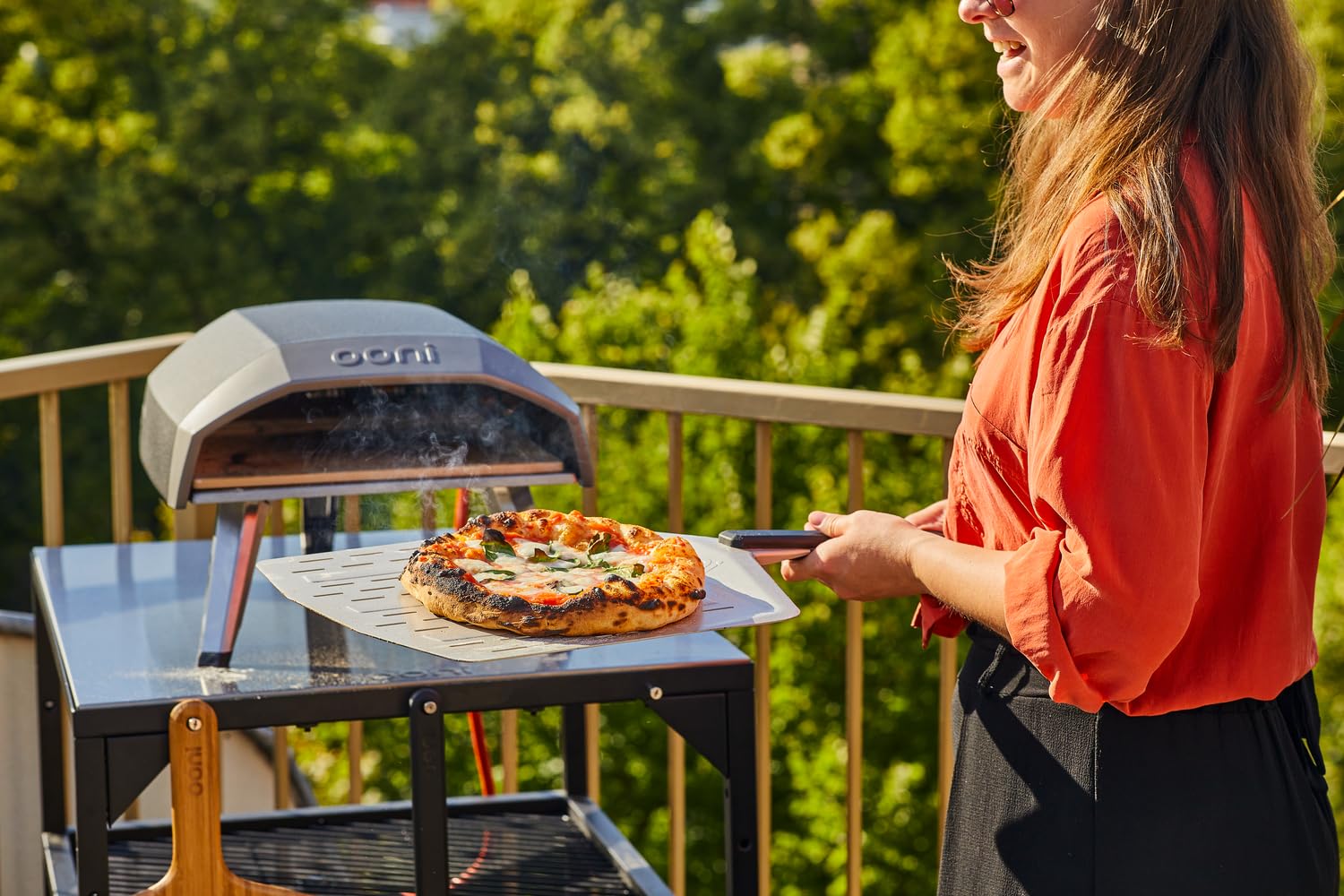 Pala de pizza de mango largo de Ooni para evitar quemarte.