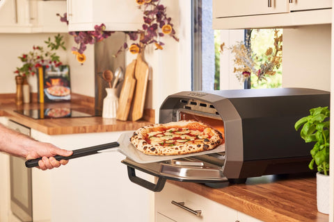 Pala rectangular Ooni ideal para extender y girar la pizza.