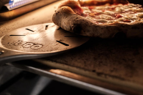 Pala con superficie anodizada antiadherente facilita deslizar la pizza.