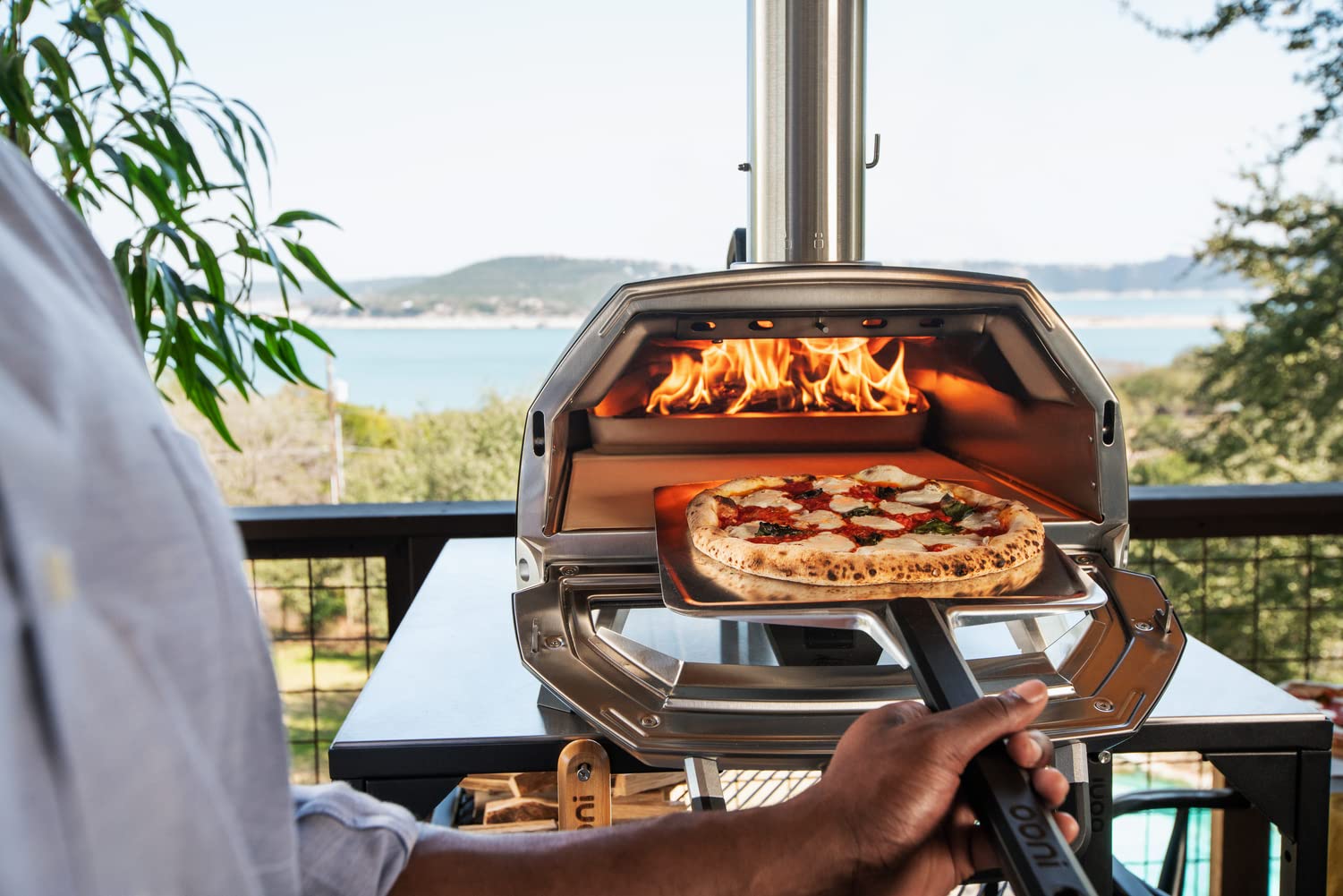 Traslado de pizza al horno con pala Ooni preciso.