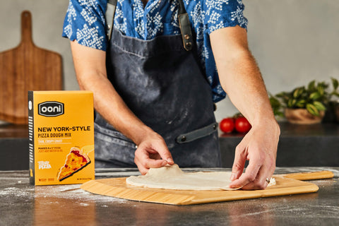 ooni pizza cocinándose en horno de piedra consiguiendo corteza crujiente