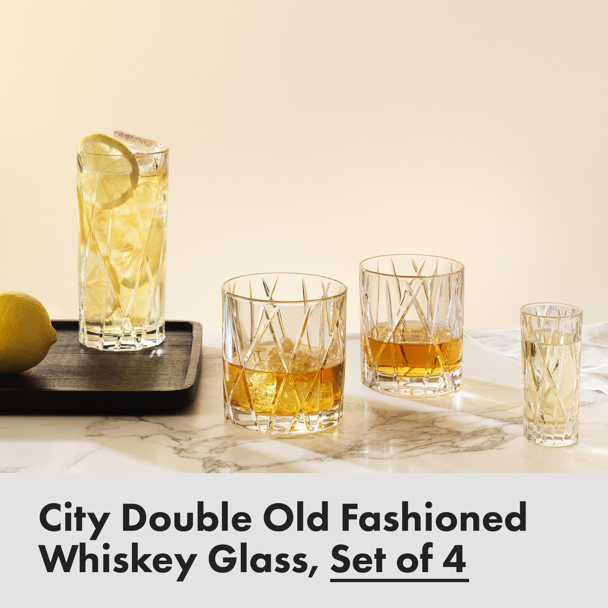 Vaso Orrefors City con diseño asimétrico, realza la presentación de bebidas.