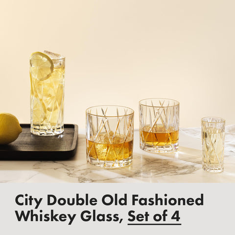 Vaso Orrefors City con diseño asimétrico, realza la presentación de bebidas.
