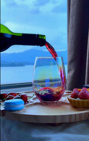 Vaso de vino hecho a mano Osci-Fly, arcoíris y acabado artesanal.