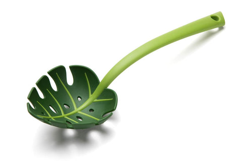 OTOTO Jungle Spoon Monstera, primer plano de hoja, ideal para servir ensaladas con estilo.