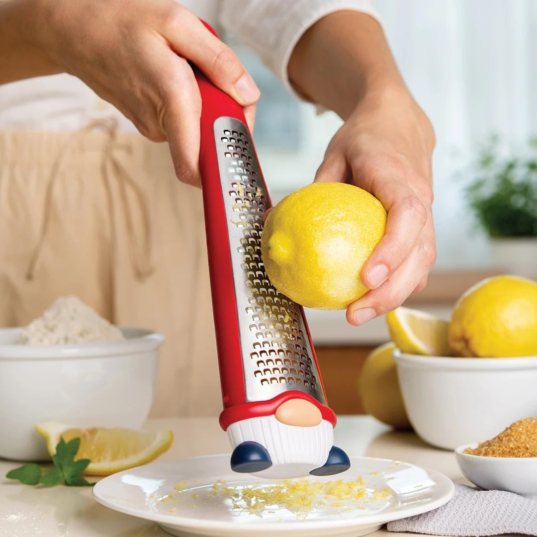 Pepito OTOTO, raspador de cítricos, aporta aroma y brillo a ensaladas.