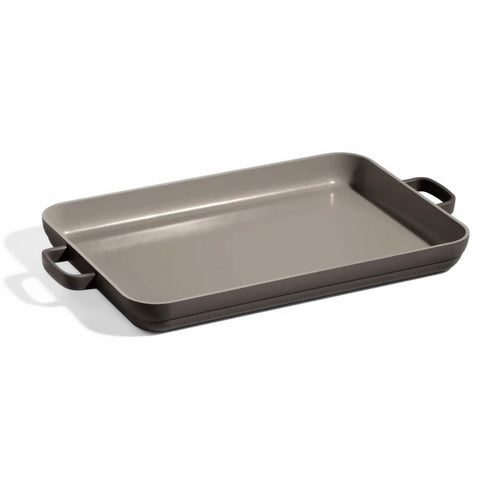 Our Place Griddle Pan en uso dual en estufa, ideal para cocinar dos zonas simultáneamente.