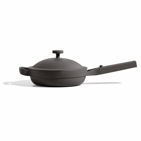 Our Place Mini Always Pan visto frontal, diseño compacto ideal para porciones diarias
