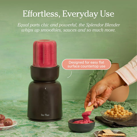 Our Place Splendor Blender con vaso ondulado y base estable para control.