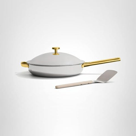 Our Place Titanium Always Pan Pro resiste utensilios de metal y lavavajillas para uso diario.