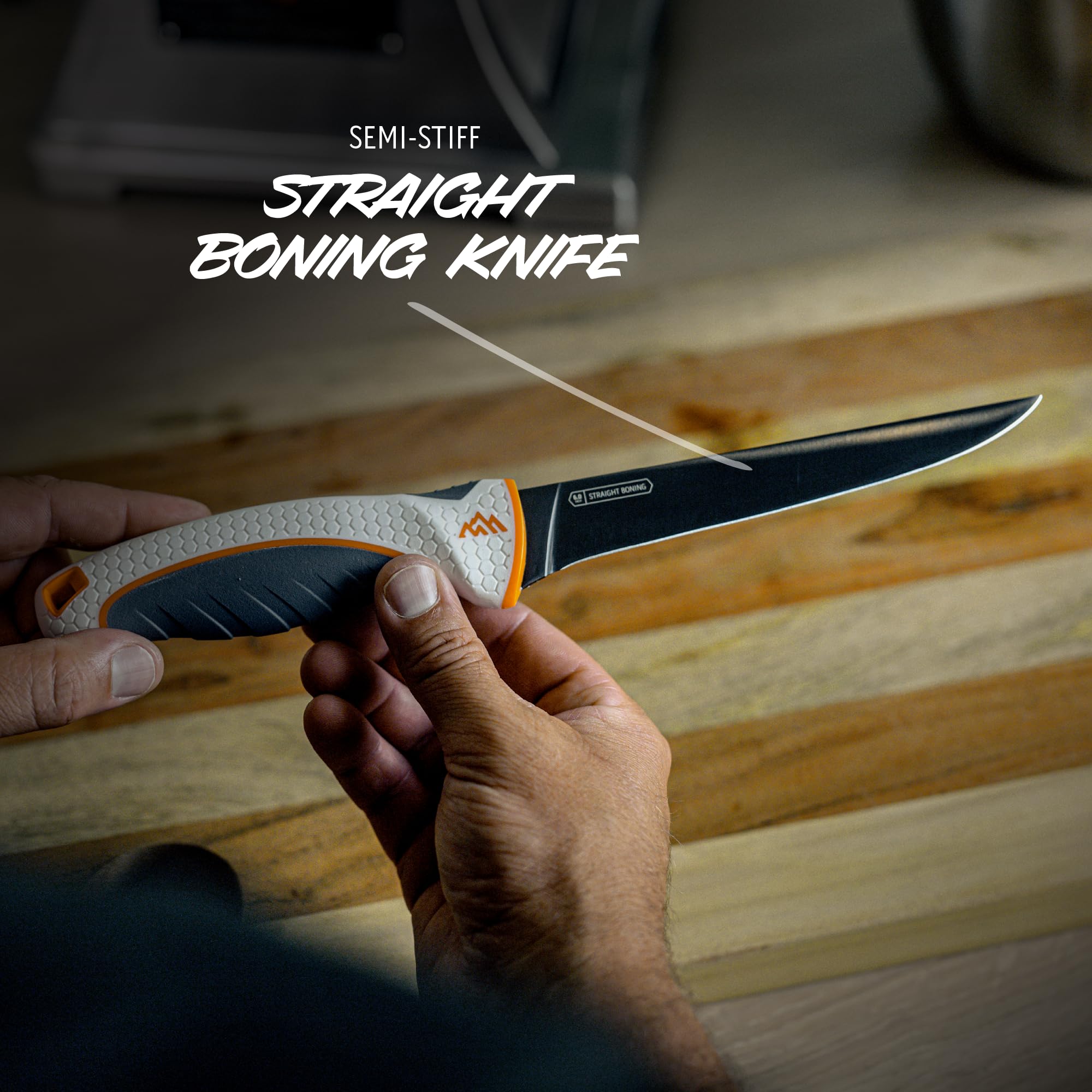 OUTDOOR EDGE ErgoMax caping-cuchillo primer plano con mango antideslizante para precisión.