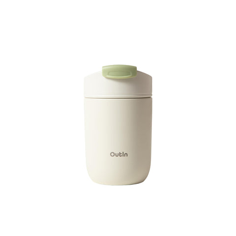 OutIn Travel Tumbler muestra su diseño ergonómico para un agarre cómodo.