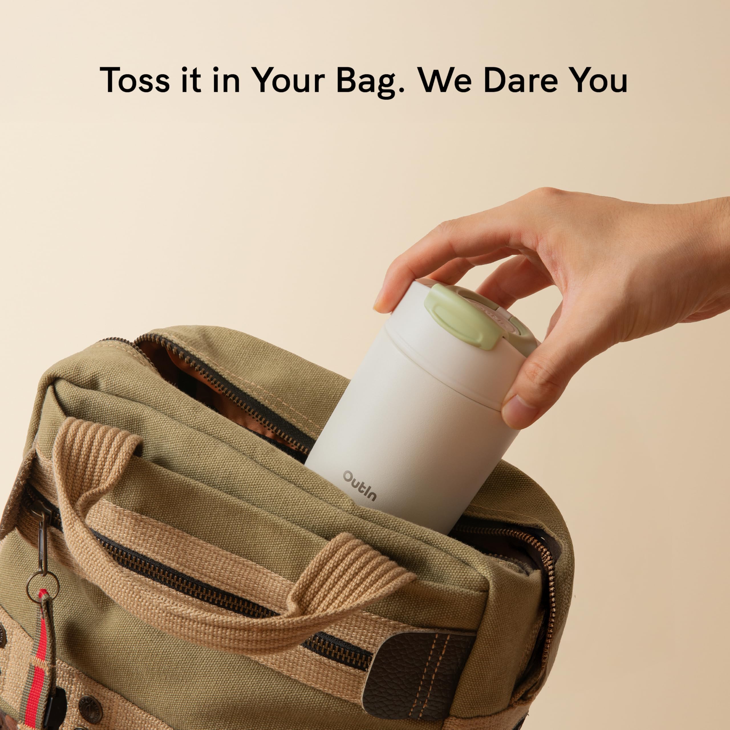 OutIn Travel Tumbler tapa plegable a prueba de derrames para bolsos.