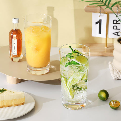 Vaso OUWO alto 13oz en mesa, ideal para cócteles.
