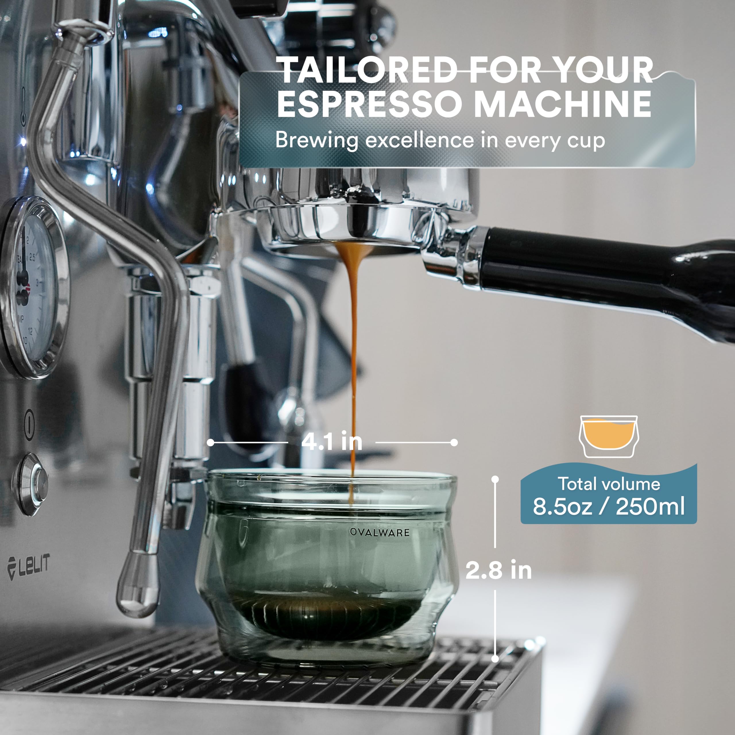 Copa de Latte Ovalware con pared doble en mano ergonómica para mayor control.