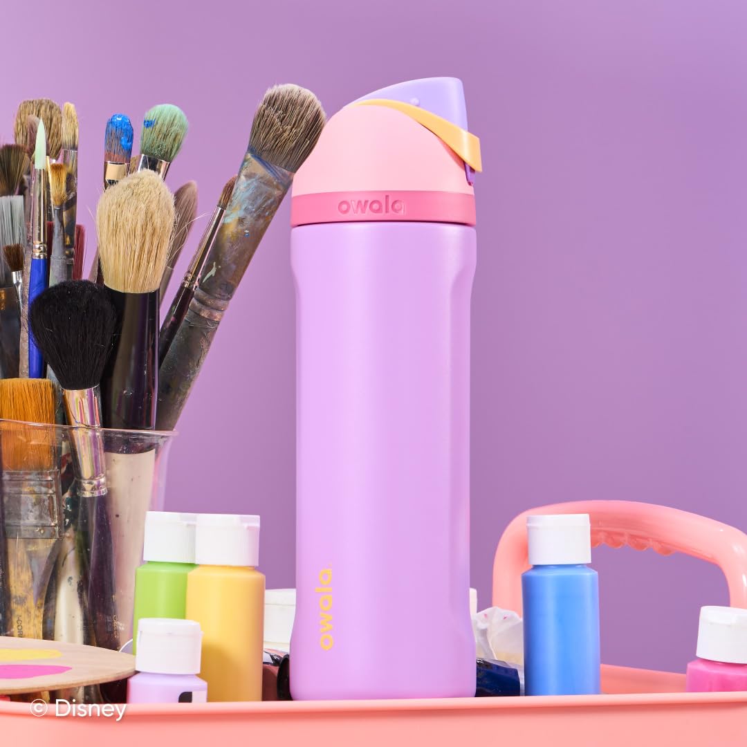 Owala Rapunzel comparación de tamaño mostrando capacidad de 24 oz para portavasos