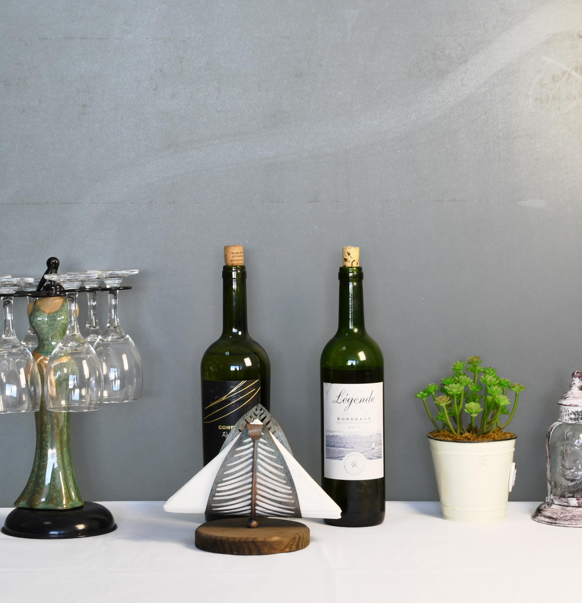 Detalle de la base de madera con grano natural en Owlgift.