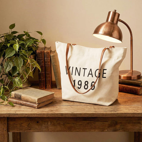 Detalle impresión vintage 1986 en el bolso de OWSUMER, añade un toque distintivo a cualquier outfit.