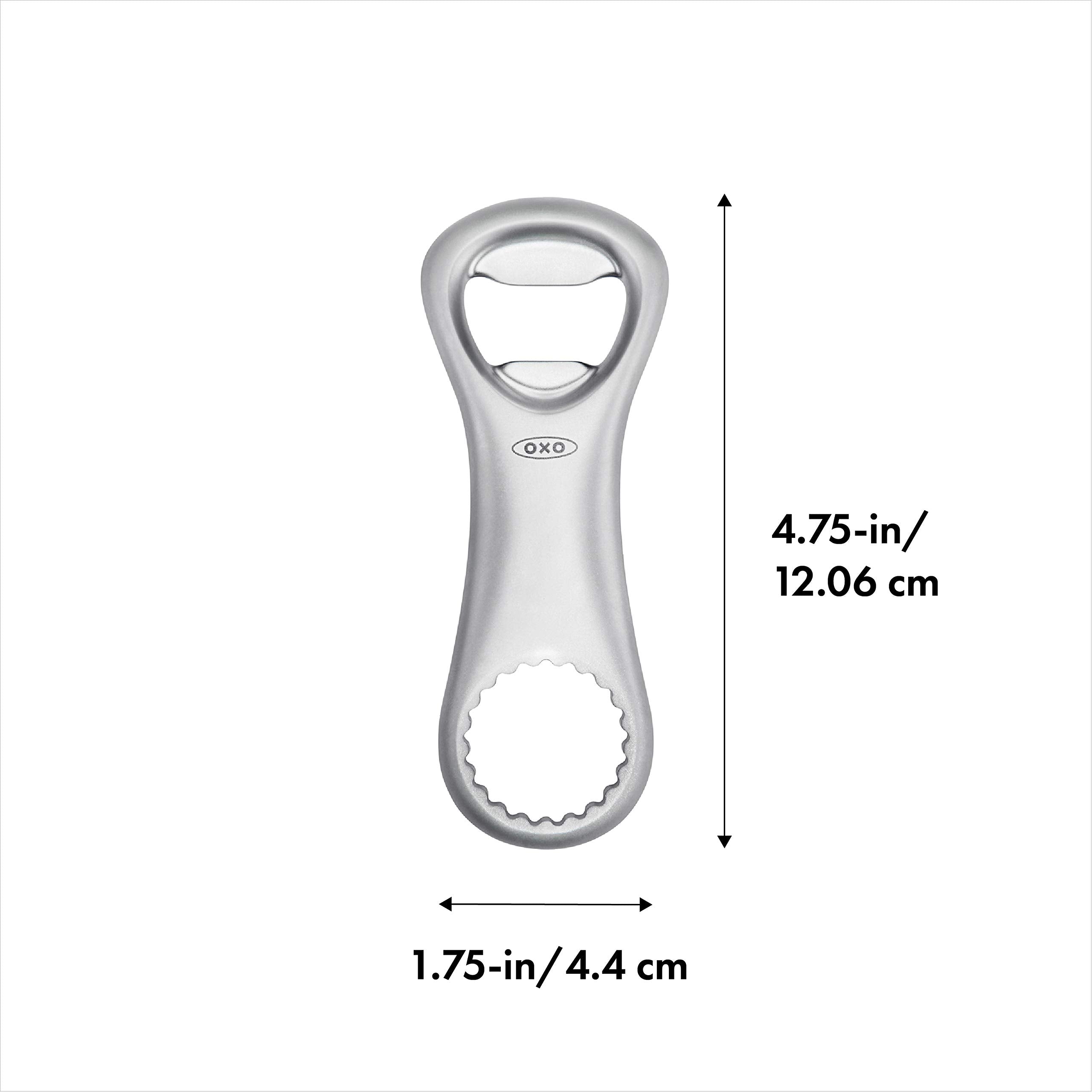 OXO Abrebotellas de acero detalle acabado satinado para una mesa elegante.