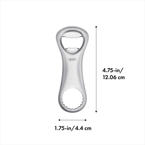 OXO Abrebotellas de acero detalle acabado satinado para una mesa elegante.