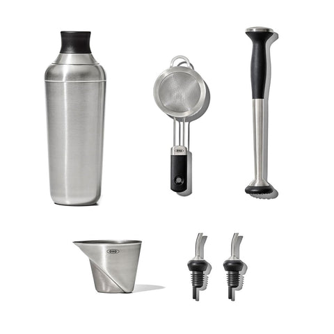 Coctelera de acero OXO en vista frontal para mezclar cócteles con sello hermético