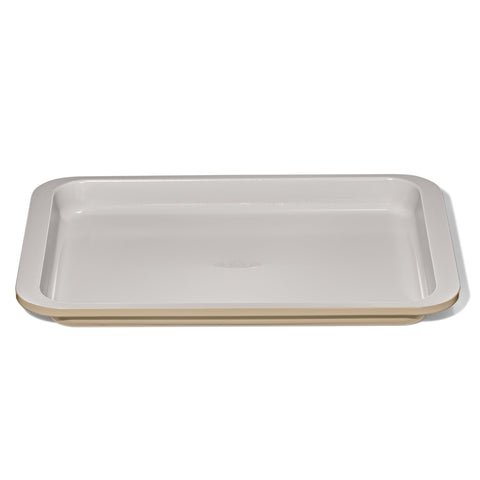 Bandeja OXO de cuarto de horno con recubrimiento cerámico antiadherente facilita desmoldar fácilmente.
