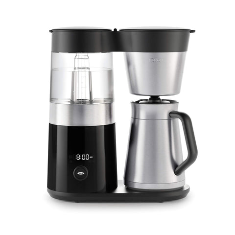 Cafetera OXO Brew con cabezal de lluvia para mejor extracción.