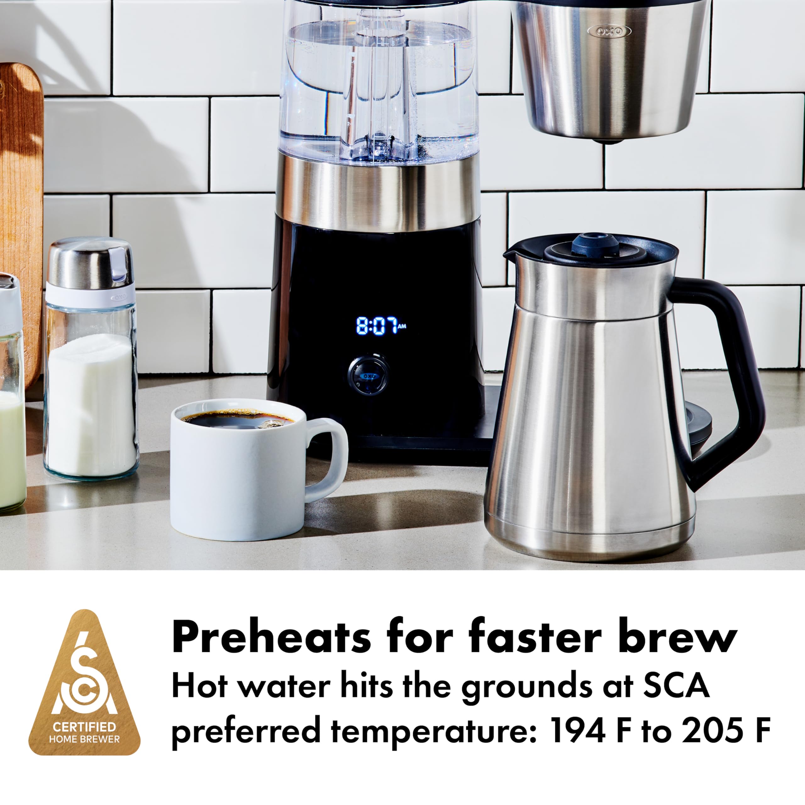 Cafetera OXO Brew con control programable para ajustar tazas y hora.
