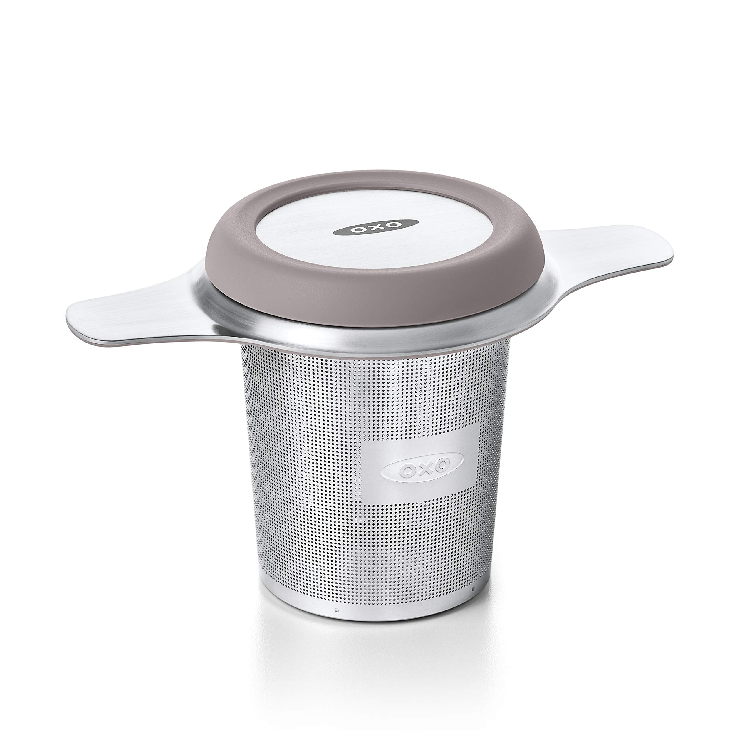 Infusor de té OXO Brew en cesta, extracción de sabor óptima en taza.