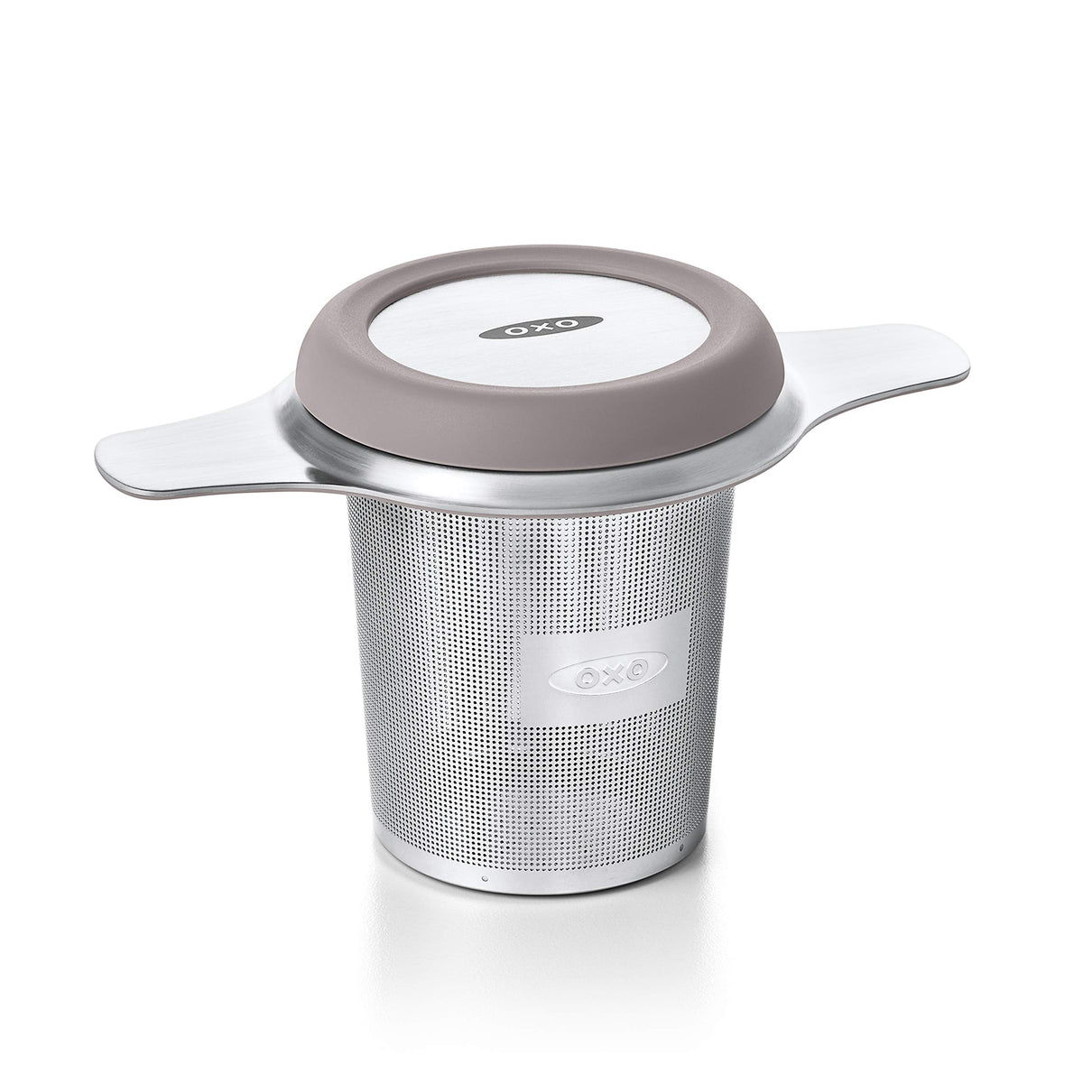 Infusor de té OXO Brew en cesta, extracción de sabor óptima en taza.