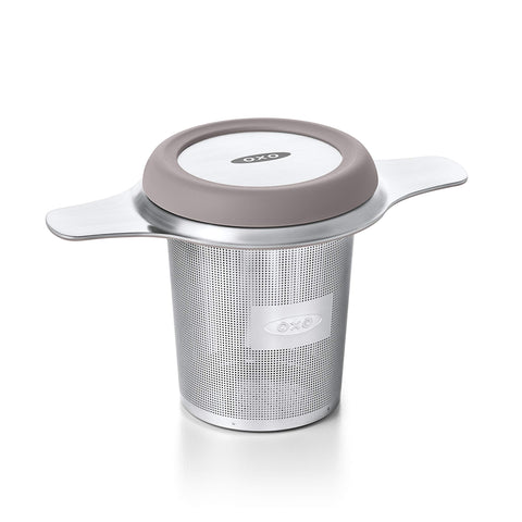 Infusor de té OXO Brew en cesta, extracción de sabor óptima en taza.