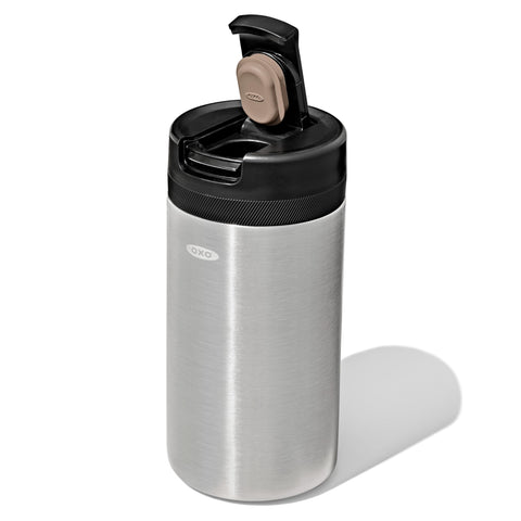 Contenedor OXO Brew hermetico para cafe protege el aroma ante luz y humedad.