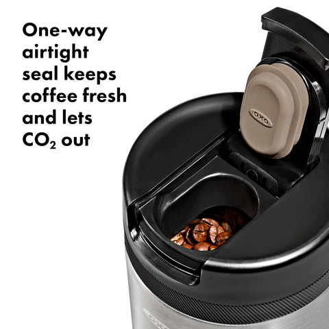 OXO Brew permite vertido directo sin cuchara; facilita moler o preparar.