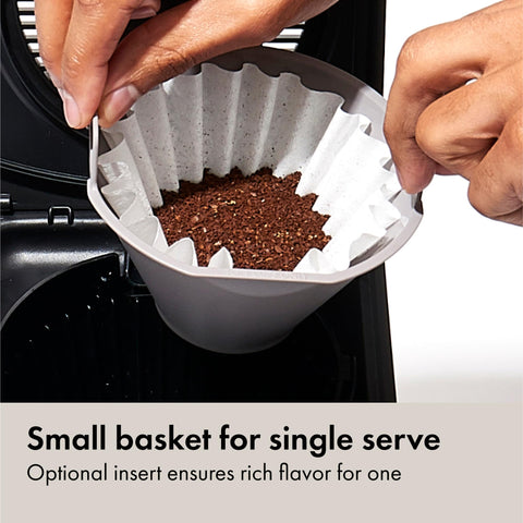 Diseño compacto de OXO Brew cabe bajo gabinetes en cocinas pequeñas.