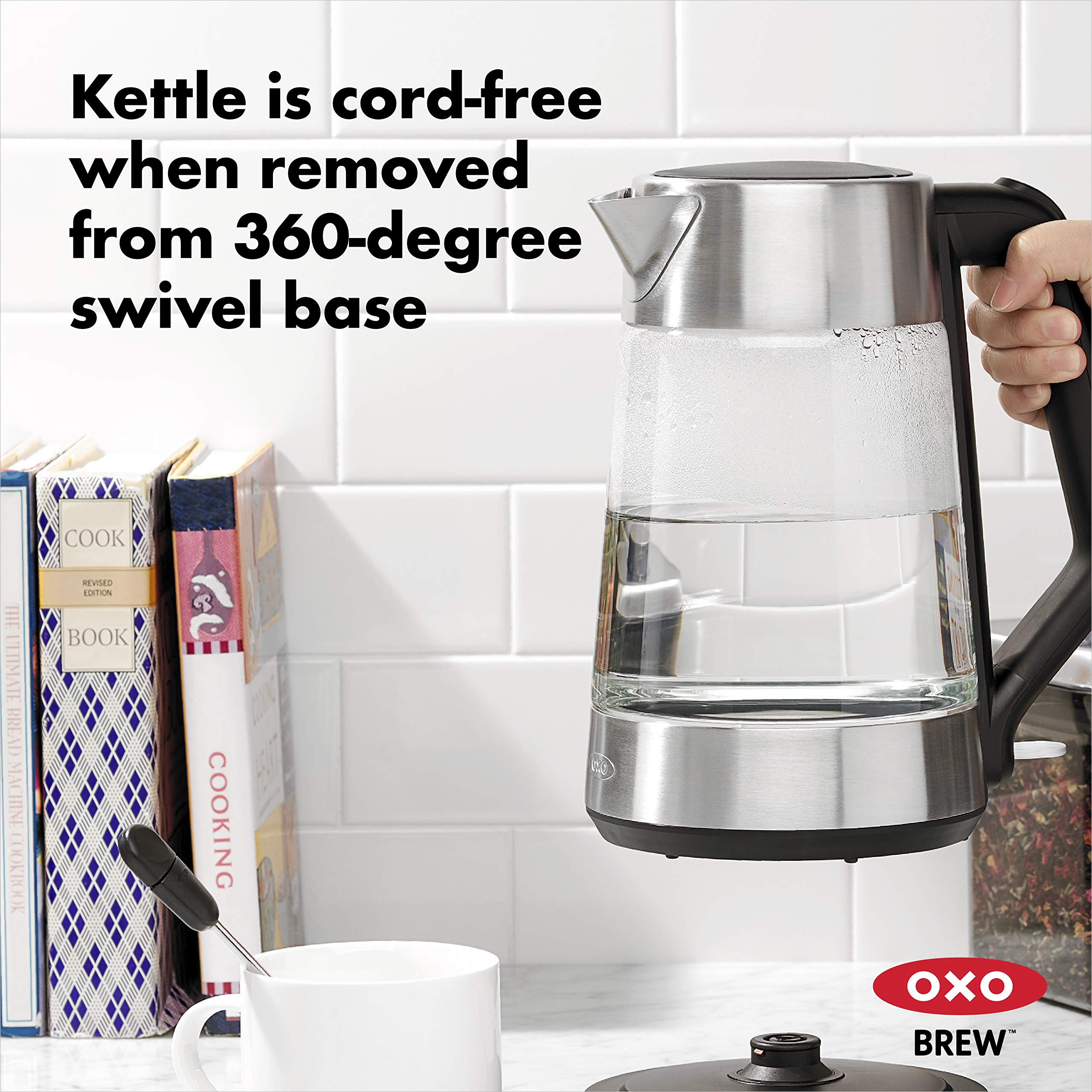Base giratoria de 360 grados del Hervidor OXO Brew para un uso cómodo.