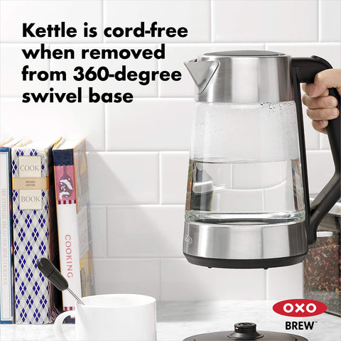 Base giratoria de 360 grados del Hervidor OXO Brew para un uso cómodo.