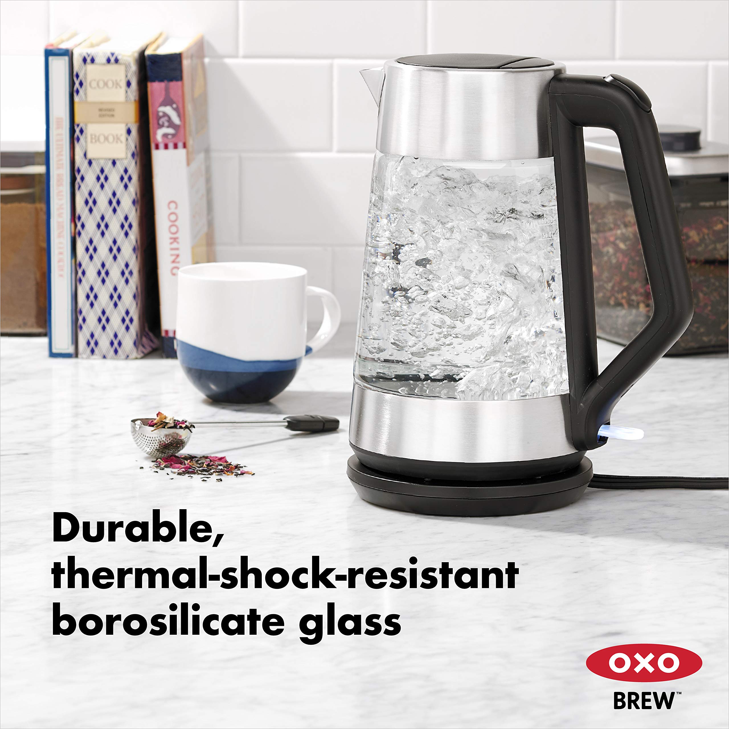 Hervidor OXO Brew sin cables al retirar de la base.