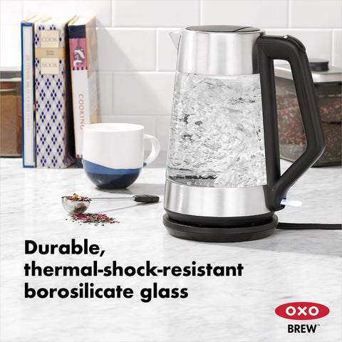 Hervidor OXO Brew sin cables al retirar de la base.