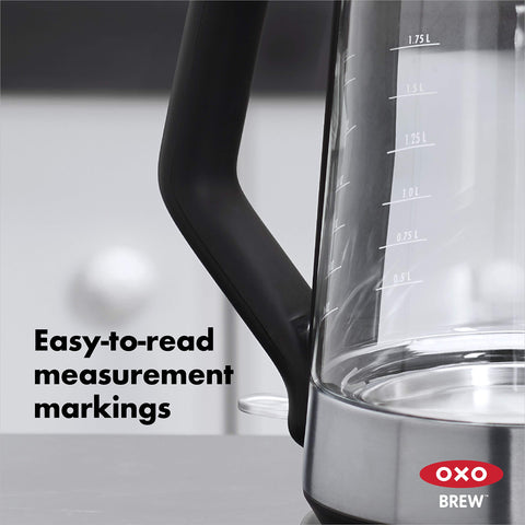Fondo aislado del Hervidor OXO Brew para transportar con seguridad.