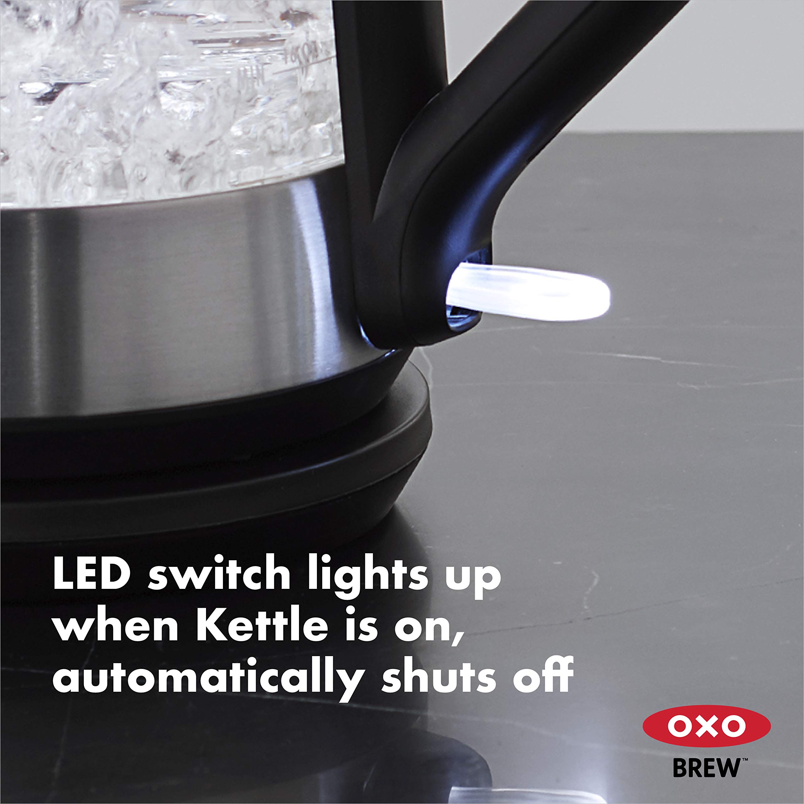 Hervidor OXO Brew encendido con indicador LED visible.