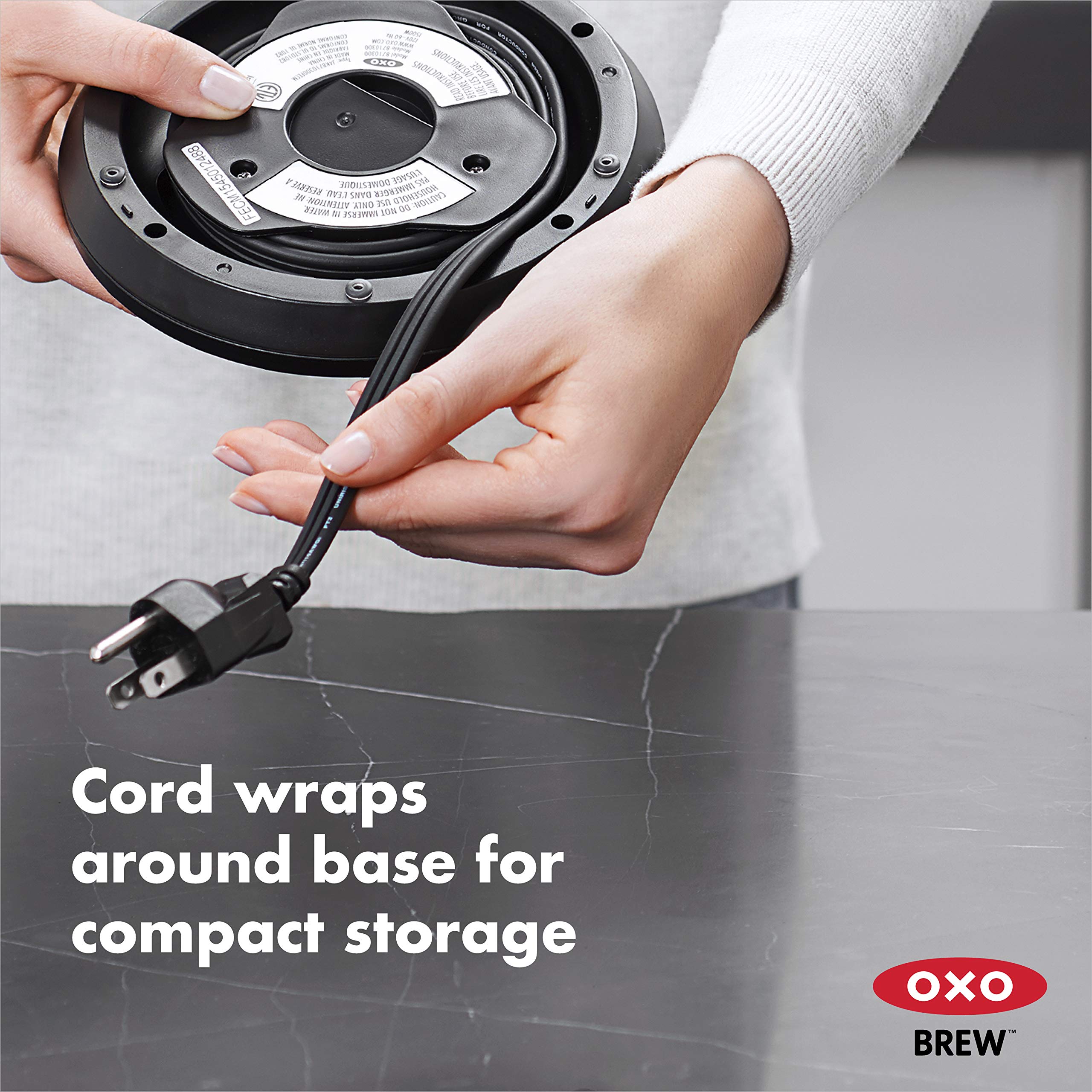 Marcadores de onzas y mililitros del Hervidor OXO Brew para medir con precisión.
