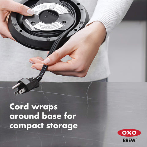 Marcadores de onzas y mililitros del Hervidor OXO Brew para medir con precisión.