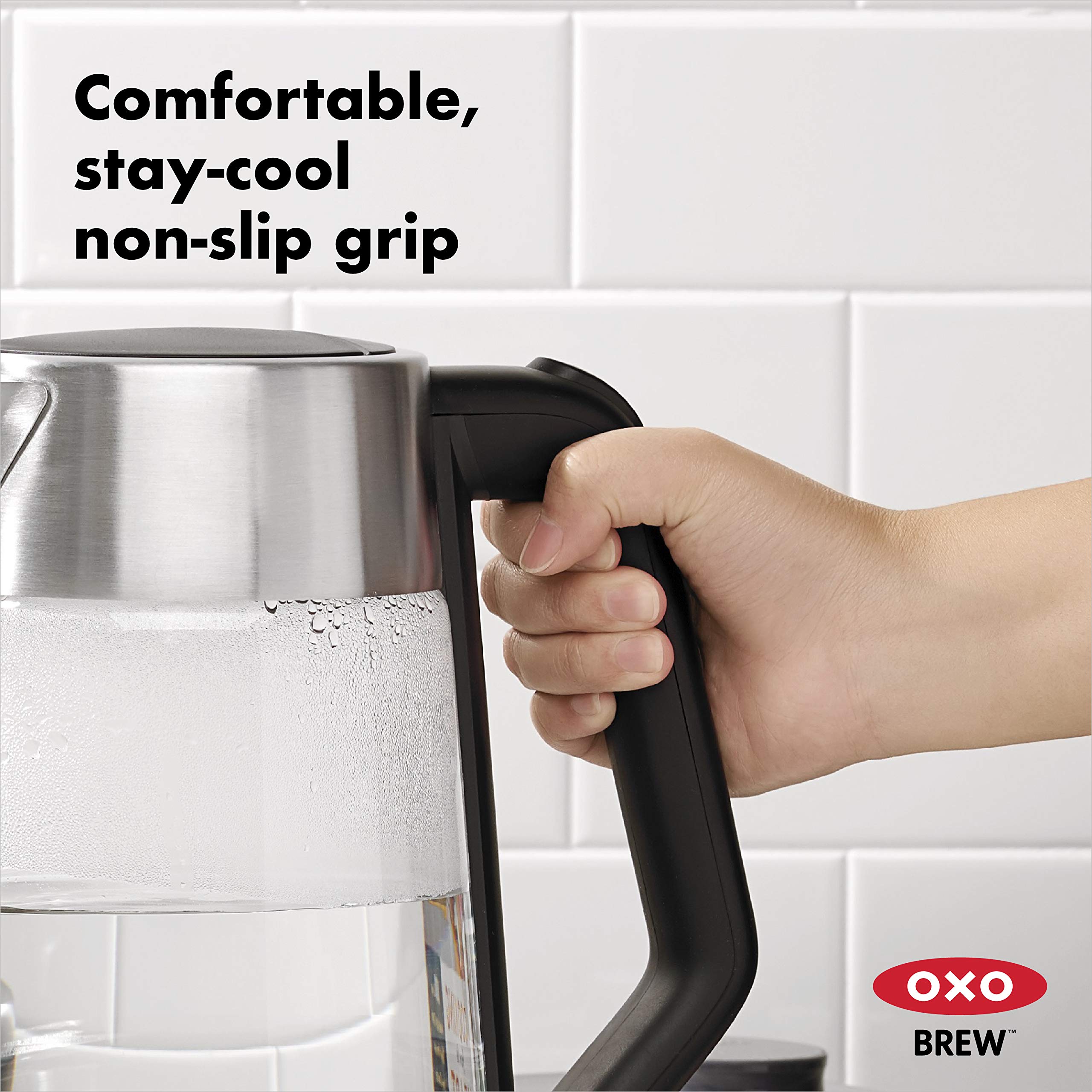 La tapa del Hervidor OXO Brew se abre lentamente para controlar el vapor.