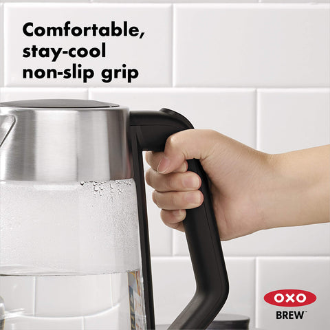 La tapa del Hervidor OXO Brew se abre lentamente para controlar el vapor.