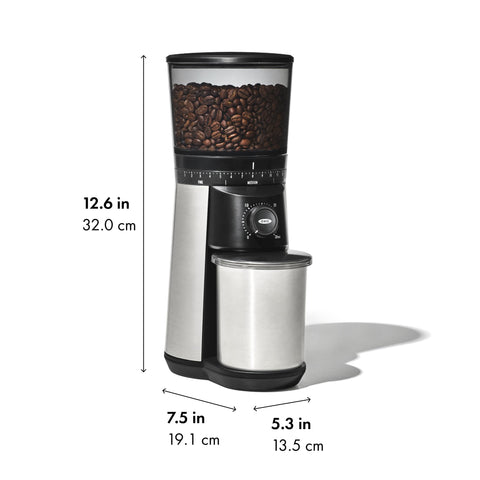OXO Brew molinillo diseño compacto plateado ahorra espacio en la cocina.